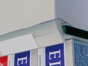 Réglette clipsable plate transparente pour étagère verre – Version haut de meuble – À l&rsquo;unité